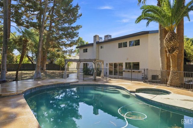 7800 De Colores Court, Bakersfield, CA 93309