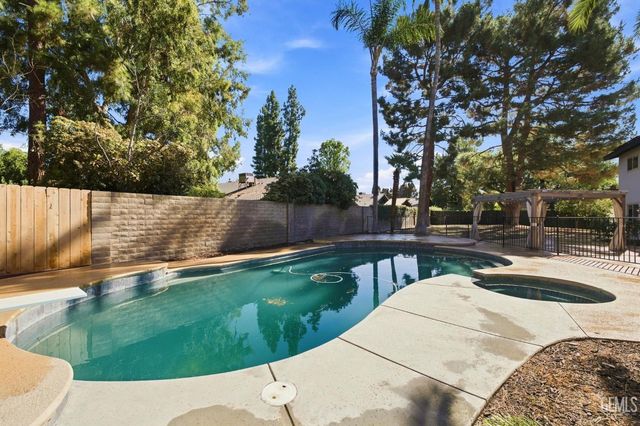 7800 De Colores Court, Bakersfield, CA 93309