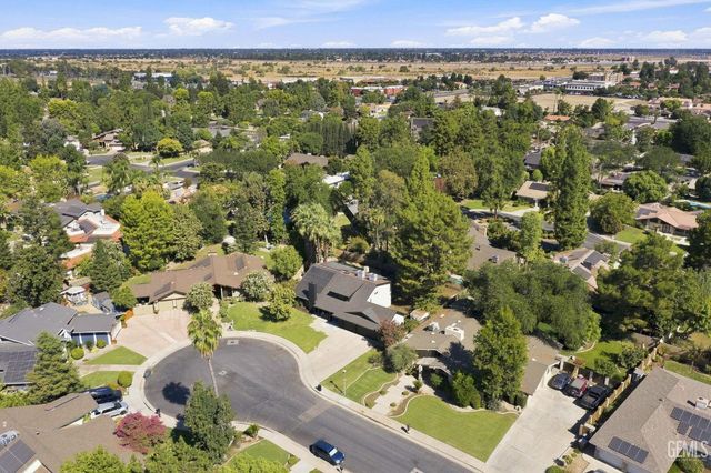 7800 De Colores Court, Bakersfield, CA 93309