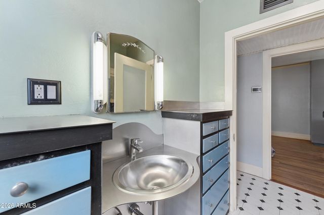 537 W WILLETTA Street, Phoenix, AZ 85003