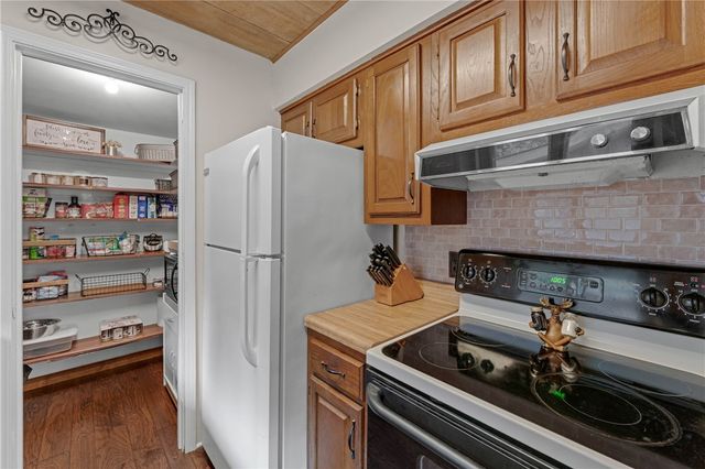 303 Ridge Road, Eureka Springs, AR 72631