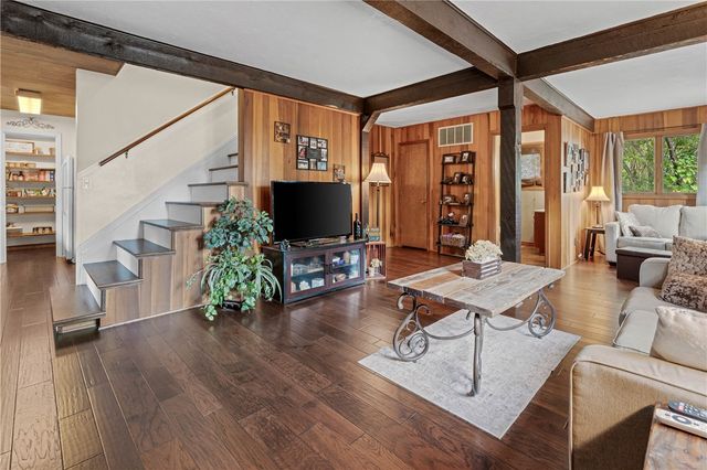 303 Ridge Road, Eureka Springs, AR 72631