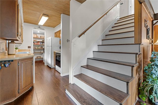 303 Ridge Road, Eureka Springs, AR 72631