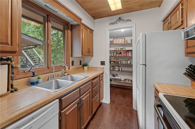 303 Ridge Road, Eureka Springs, AR 72631