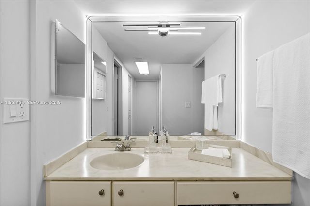 20335 W Country Club Dr 404, Aventura, FL 33180