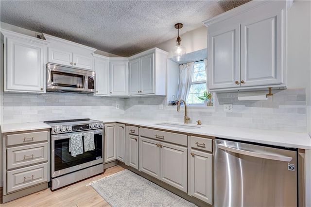 1305 NE Quail Walk Drive, Blue Springs, MO 64014