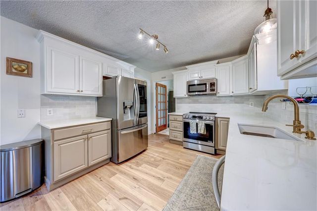 1305 NE Quail Walk Drive, Blue Springs, MO 64014