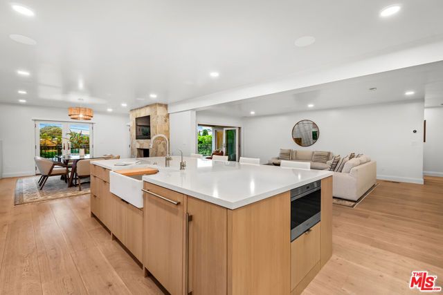 7220 Arizona Avenue, Los Angeles, CA 90045