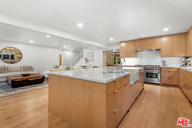 7220 Arizona Avenue, Los Angeles, CA 90045