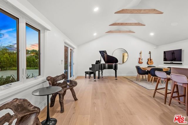 7220 Arizona Avenue, Los Angeles, CA 90045