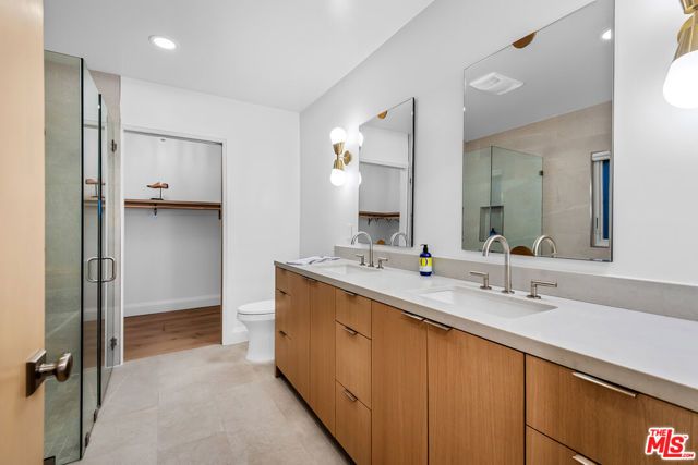 7220 Arizona Avenue, Los Angeles, CA 90045