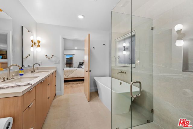 7220 Arizona Avenue, Los Angeles, CA 90045