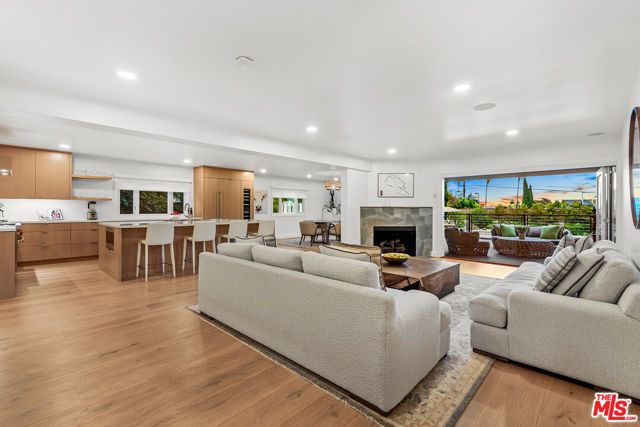 7220 Arizona Avenue, Los Angeles, CA 90045