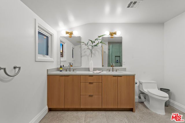 7220 Arizona Avenue, Los Angeles, CA 90045