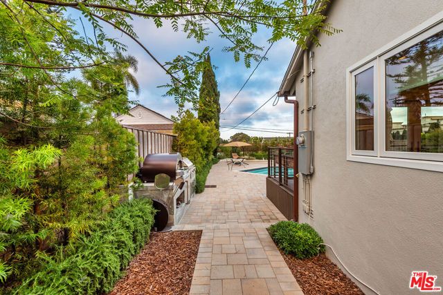 7220 Arizona Avenue, Los Angeles, CA 90045