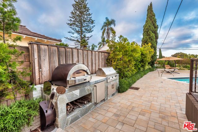 7220 Arizona Avenue, Los Angeles, CA 90045