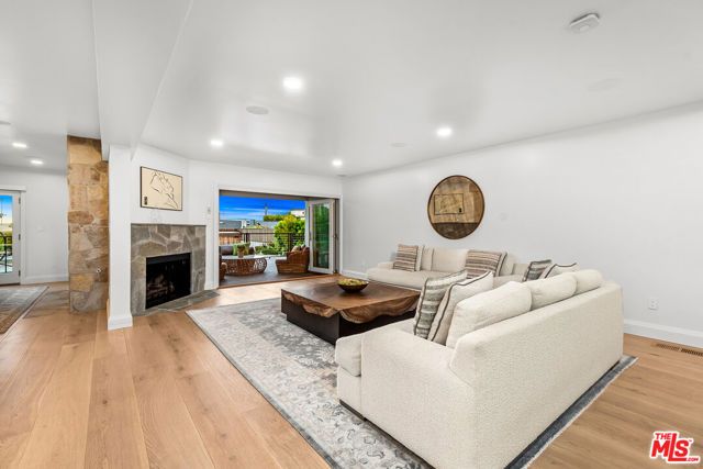 7220 Arizona Avenue, Los Angeles, CA 90045