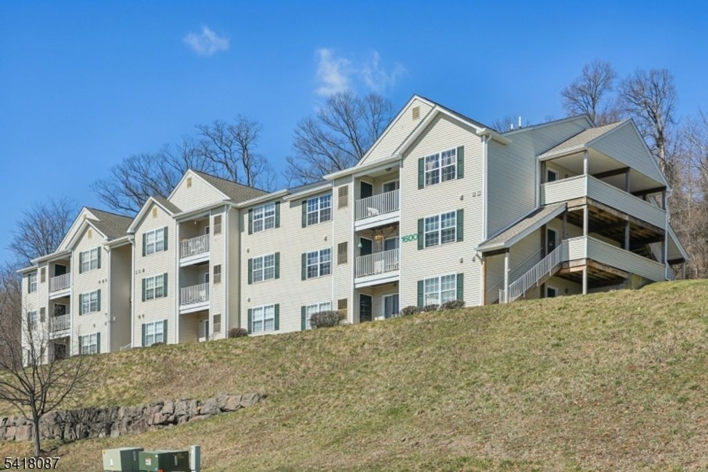 1636 King Ct, Green Brook Twp., NJ 08812