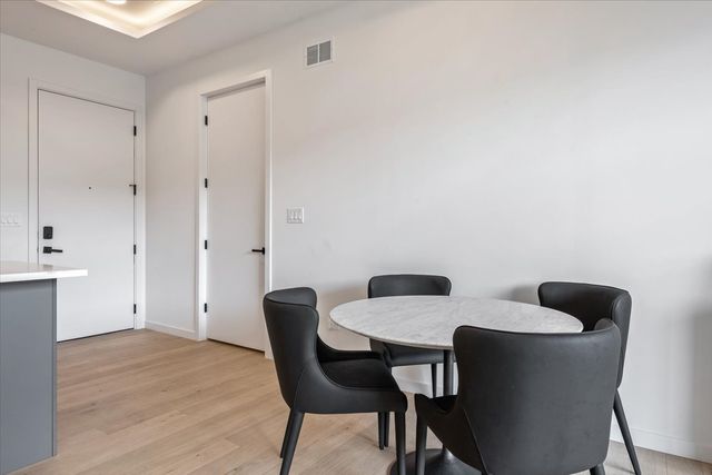 504 N Leavitt Street 302, Chicago, IL 60612