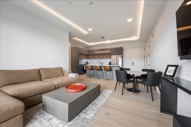 504 N Leavitt Street 302, Chicago, IL 60612