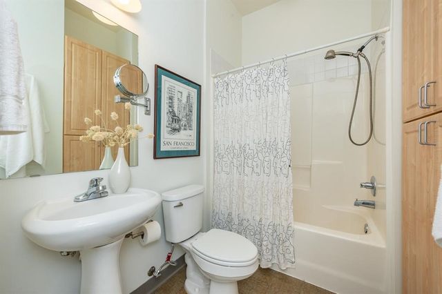 400 E Locust Street 207, Des Moines, IA 50309
