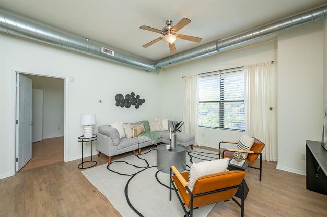 400 E Locust Street 207, Des Moines, IA 50309