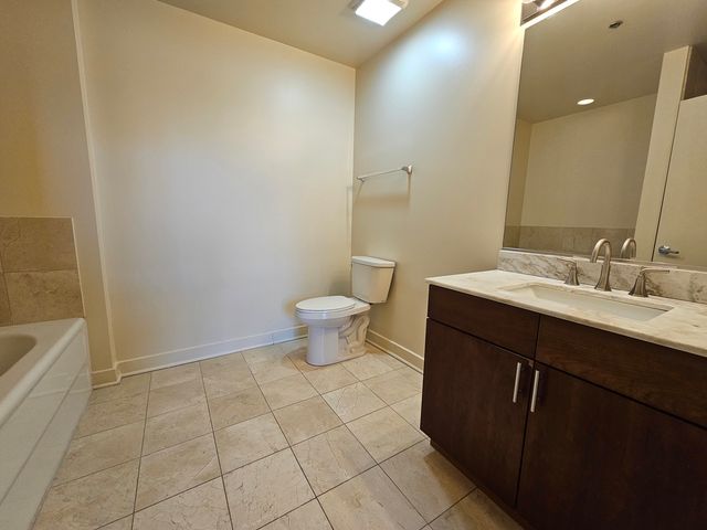 320 E 21st Street 404, Chicago, IL 60616