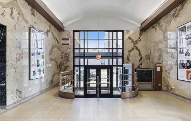 320 E 21st Street 404, Chicago, IL 60616