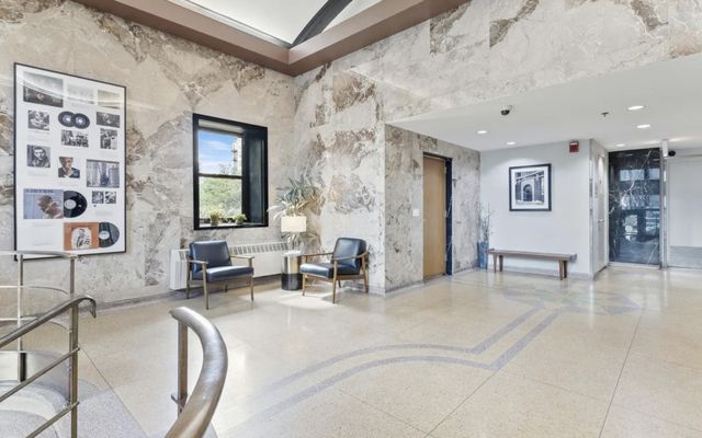 320 E 21st Street 404, Chicago, IL 60616