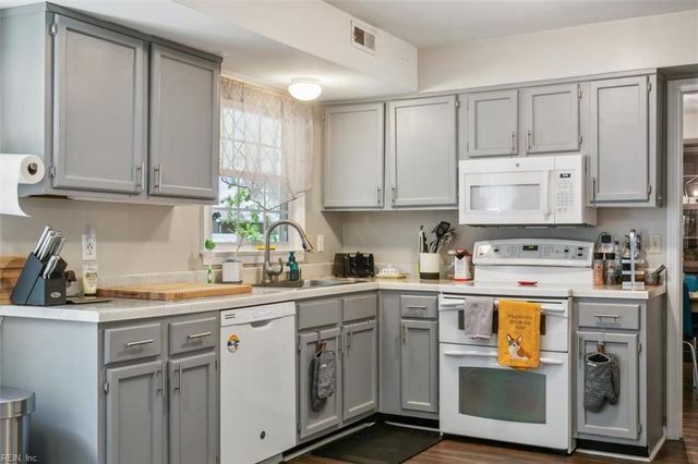 221 Commodore DR, Hampton, VA 23669