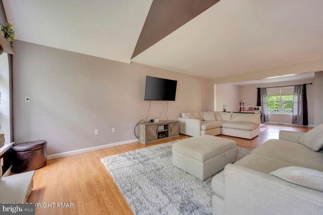 194 TUMBLEWEED DR, Effort, PA 18330