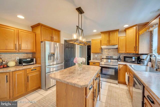 194 TUMBLEWEED DR, Effort, PA 18330