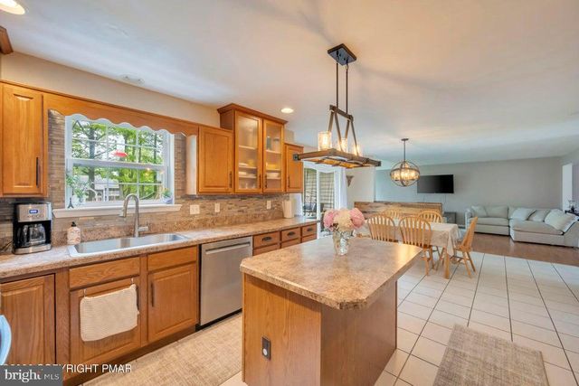194 TUMBLEWEED DR, Effort, PA 18330
