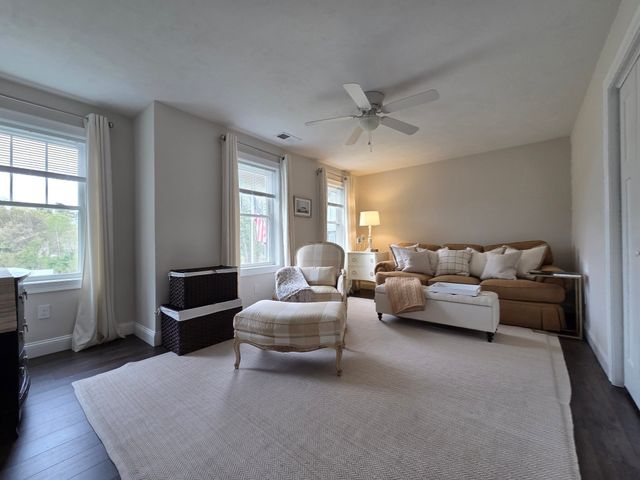 10 Wisteria Ln, Maynard, MA 01754