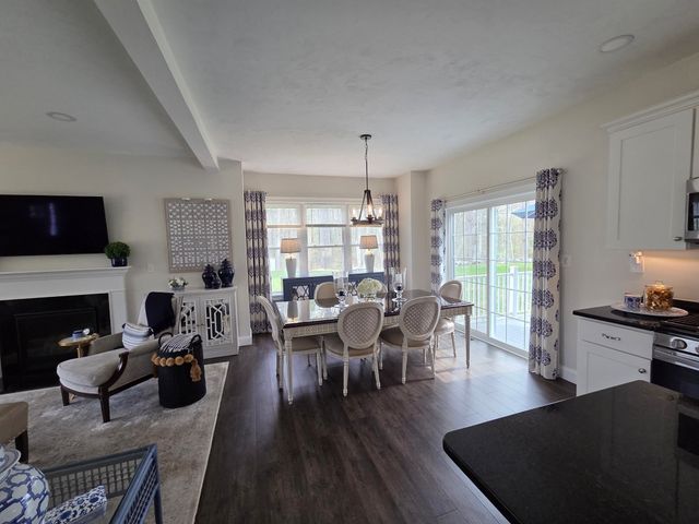 10 Wisteria Ln, Maynard, MA 01754