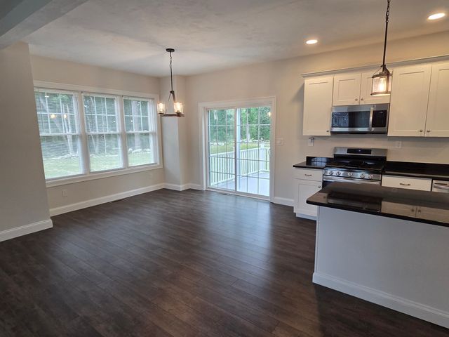 10 Wisteria Ln, Maynard, MA 01754
