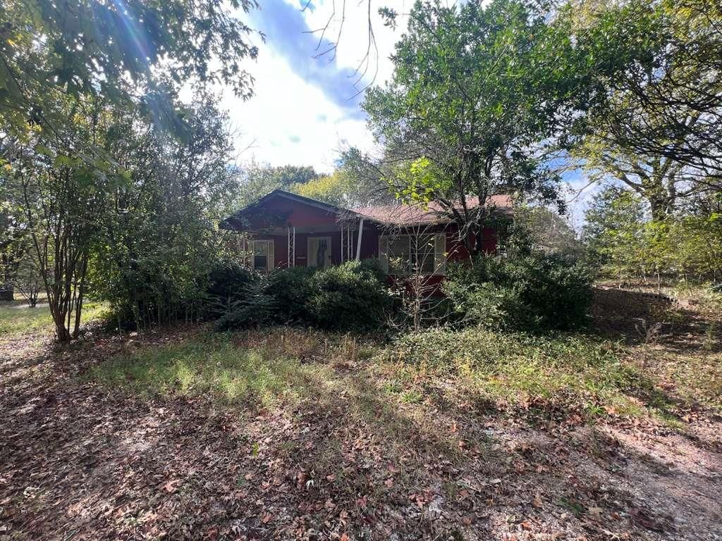 Image 1 of property listing at 1315 N Kemp Avenue, Tishomingo, OK 73460