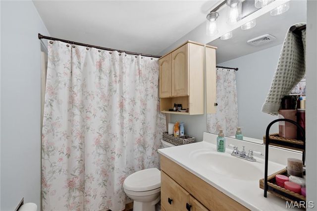 8916 N Swan Circle, St Louis, MO 63144