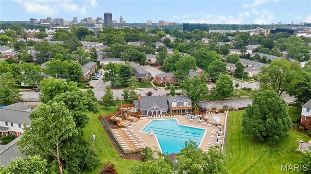 8916 N Swan Circle, St Louis, MO 63144