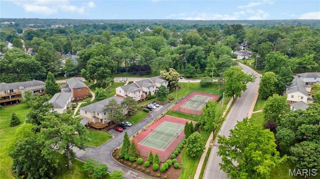 8916 N Swan Circle, St Louis, MO 63144