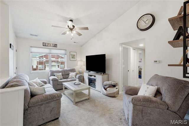 8916 N Swan Circle, St Louis, MO 63144