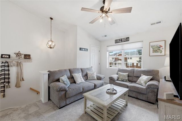 8916 N Swan Circle, St Louis, MO 63144