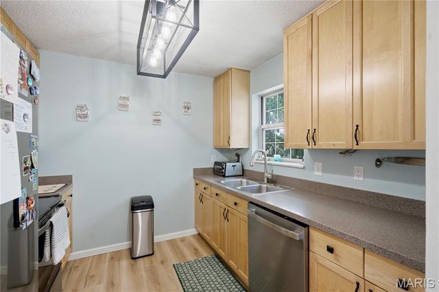 8916 N Swan Circle, St Louis, MO 63144