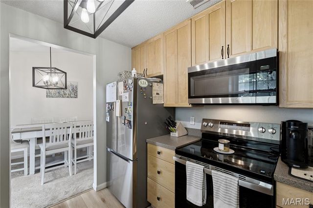 8916 N Swan Circle, St Louis, MO 63144