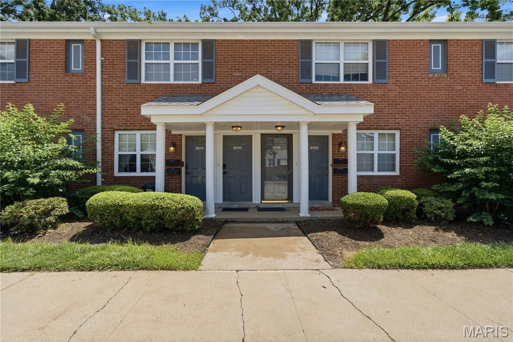 8916 N Swan Circle, St Louis, MO 63144