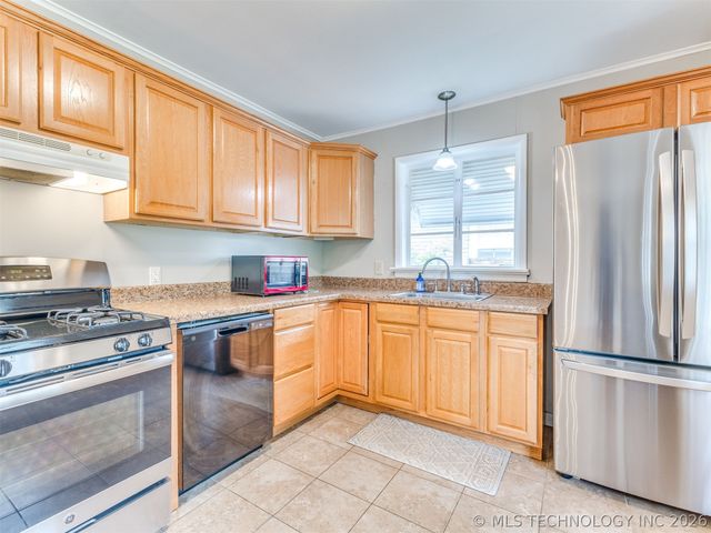 3921 E 37th Place, Tulsa, OK 74135