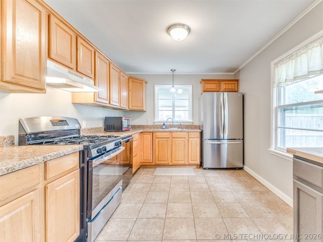 3921 E 37th Place, Tulsa, OK 74135