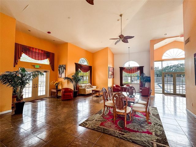 9491 S Palm Cir S 101, Pembroke Pines, FL 33025