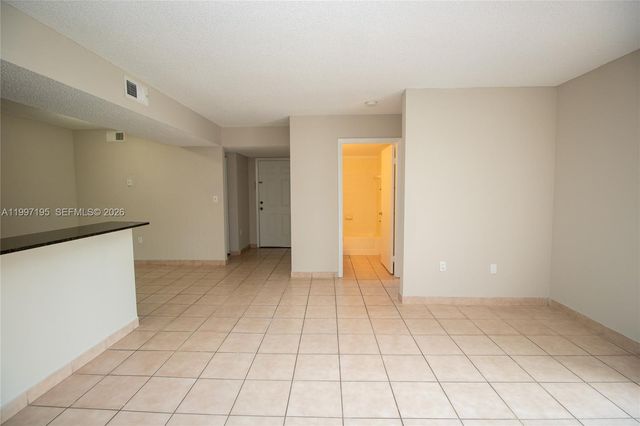 9491 S Palm Cir S 101, Pembroke Pines, FL 33025