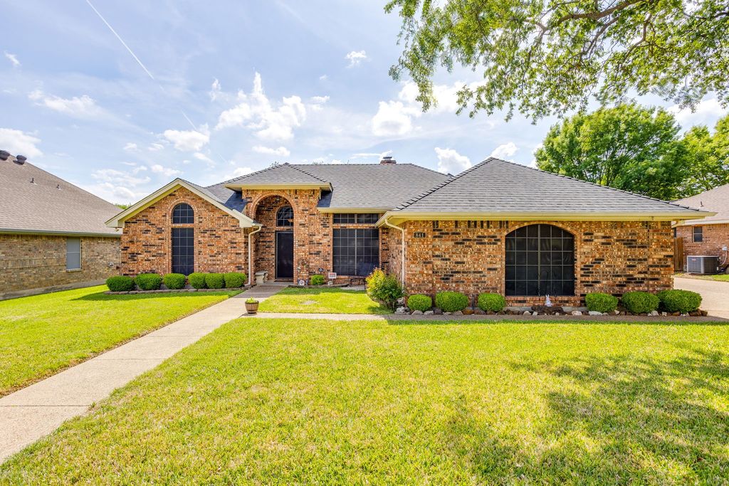 841 Sierra Vista Drive, Burleson, TX 76028